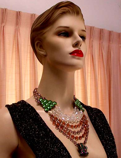 a beautiful vintage costume jewelry necklace unsigned