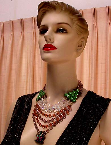 a beautiful vintage costume jewelry necklace unsigned