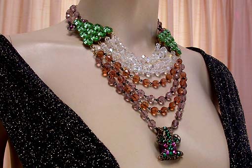 a beautiful vintage costume jewelry necklace unsigned