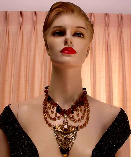 a beautiful vintage costume jewelry necklace unsigned
