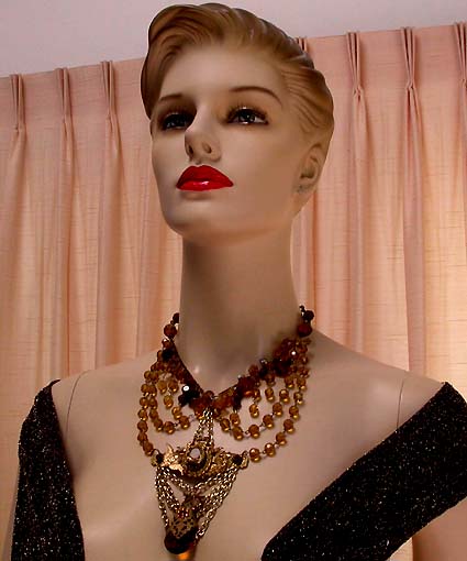 a beautiful vintage costume jewelry necklace unsigned