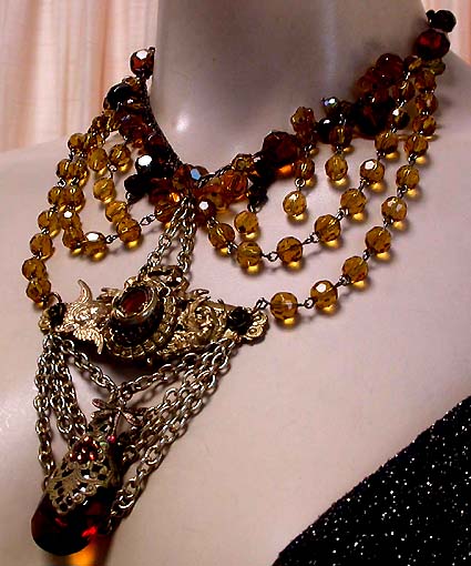 a beautiful vintage costume jewelry necklace unsigned
