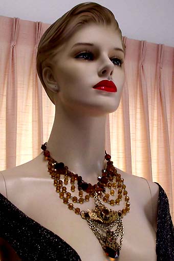 a beautiful vintage costume jewelry necklace unsigned