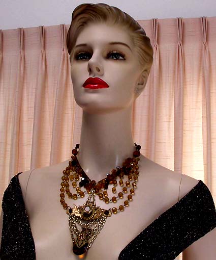 a beautiful vintage costume jewelry necklace unsigned