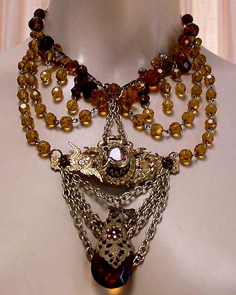 a beautiful vintage costume jewelry necklace unsigned