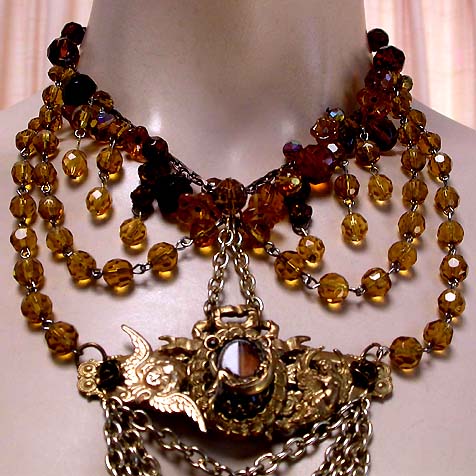 a beautiful vintage costume jewelry necklace unsigned