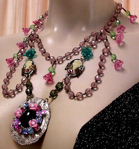 a beautiful vintage costume jewelry necklace unsigned