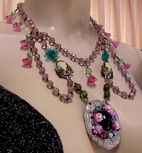 a beautiful vintage costume jewelry necklace unsigned