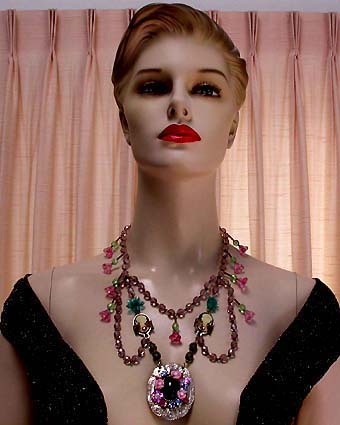 a beautiful vintage costume jewelry necklace unsigned