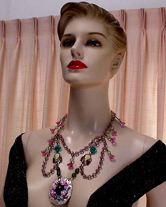 a beautiful vintage costume jewelry necklace unsigned