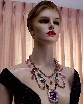 a beautiful vintage costume jewelry necklace unsigned