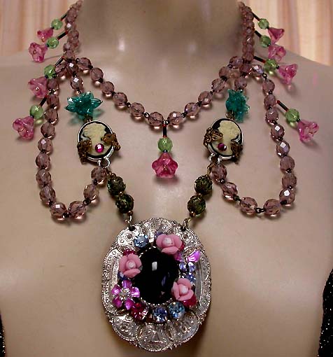 a beautiful vintage costume jewelry necklace unsigned