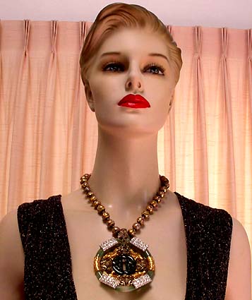a beautiful vintage costume jewelry necklace unsigned