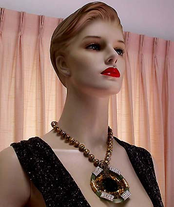 a beautiful vintage costume jewelry necklace unsigned
