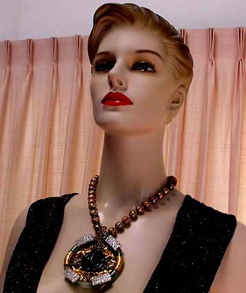 a beautiful vintage costume jewelry necklace unsigned