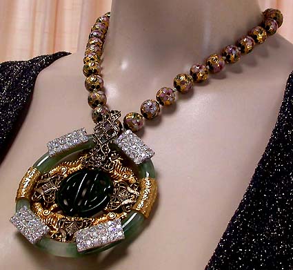 a beautiful vintage costume jewelry necklace unsigned