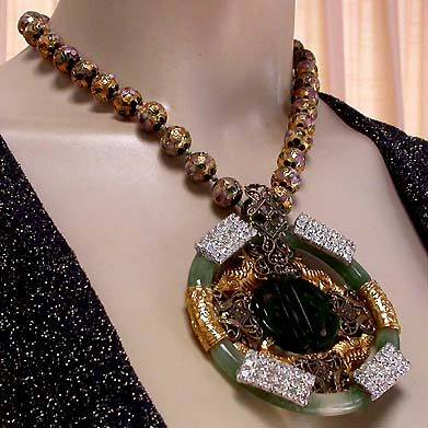 a beautiful vintage costume jewelry necklace unsigned