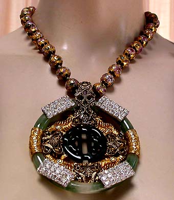 a beautiful vintage costume jewelry necklace unsigned