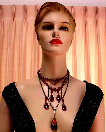 a beautiful vintage costume jewelry necklace unsigned