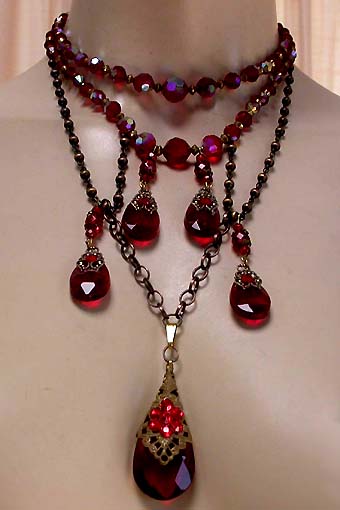 a beautiful vintage costume jewelry necklace unsigned