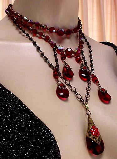 a beautiful vintage costume jewelry necklace unsigned