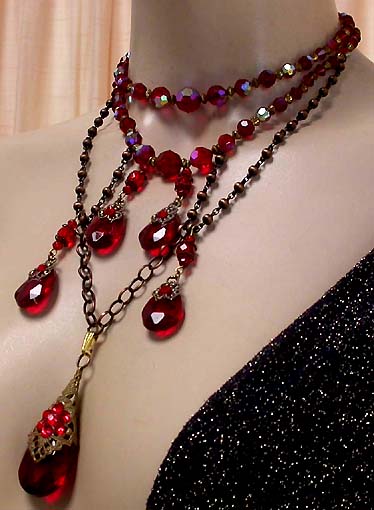 a beautiful vintage costume jewelry necklace unsigned