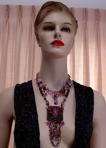 a beautiful vintage costume jewelry necklace unsigned