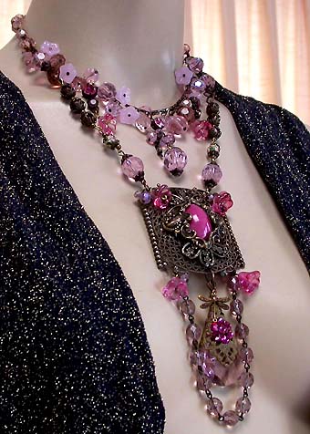a beautiful vintage costume jewelry necklace unsigned