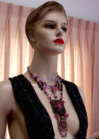 a beautiful vintage costume jewelry necklace unsigned