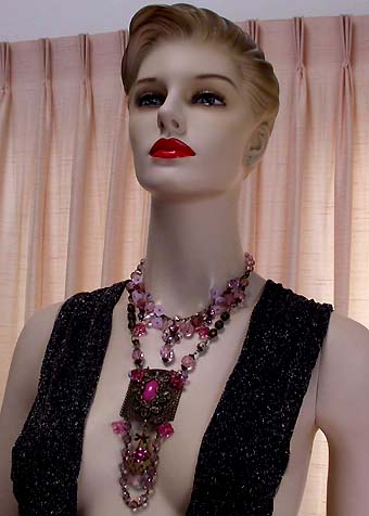 a beautiful vintage costume jewelry necklace unsigned