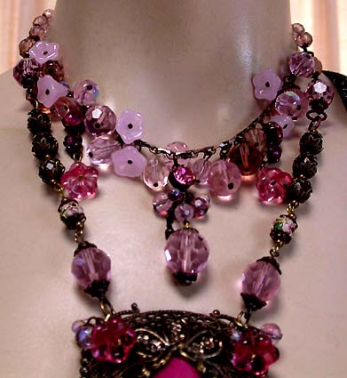 a beautiful vintage costume jewelry necklace unsigned