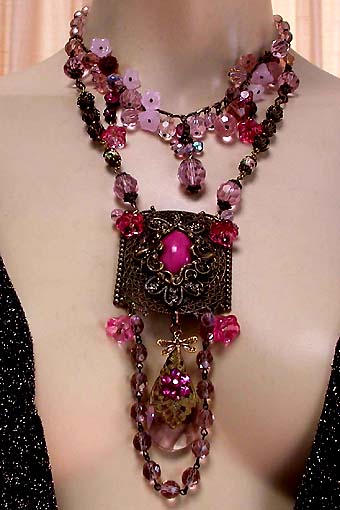 a beautiful vintage costume jewelry necklace unsigned
