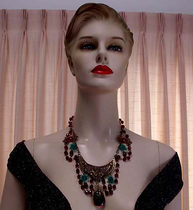 a beautiful vintage costume jewelry necklace unsigned