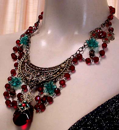 a beautiful vintage costume jewelry necklace unsigned
