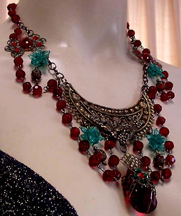 a beautiful vintage costume jewelry necklace unsigned