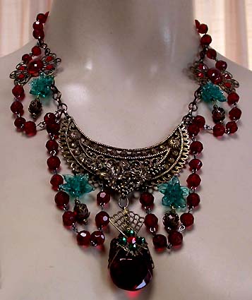 a beautiful vintage costume jewelry necklace unsigned