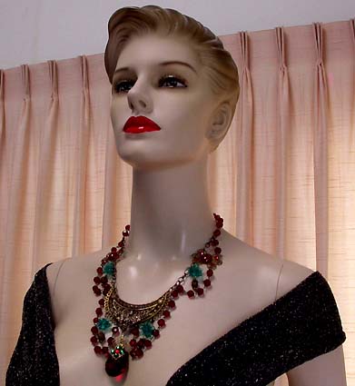 a beautiful vintage costume jewelry necklace unsigned