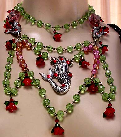 a beautiful vintage costume jewelry necklace unsigned