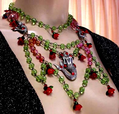 a beautiful vintage costume jewelry necklace unsigned