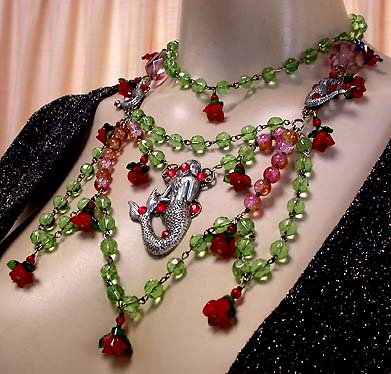 a beautiful vintage costume jewelry necklace unsigned