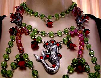 a beautiful vintage costume jewelry necklace unsigned