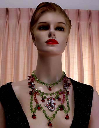 a beautiful vintage costume jewelry necklace unsigned