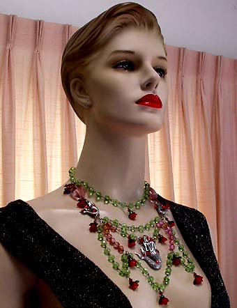 a beautiful vintage costume jewelry necklace unsigned