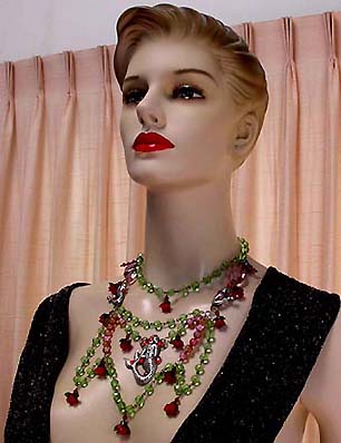 a beautiful vintage costume jewelry necklace unsigned