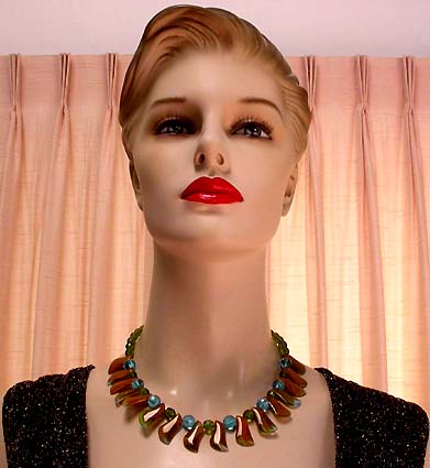 a beautiful vintage costume jewelry necklace unsigned