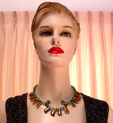 a beautiful vintage costume jewelry necklace unsigned
