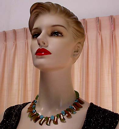 a beautiful vintage costume jewelry necklace unsigned