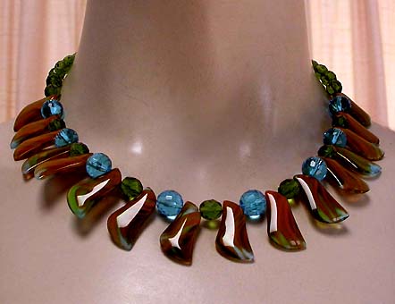 a beautiful vintage costume jewelry necklace unsigned