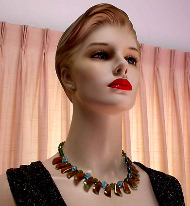 a beautiful vintage costume jewelry necklace unsigned