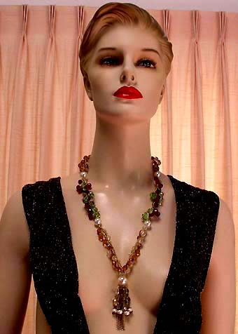 a beautiful vintage costume jewelry necklace unsigned